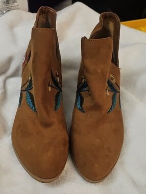 INDIGO RD..Brown Suede Embroidered Ankle Booties